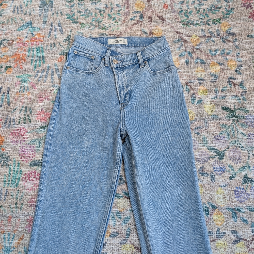 Abercrombie and Fitch Ultra High Rise 90s Straight Jean - Picture 4 of 10